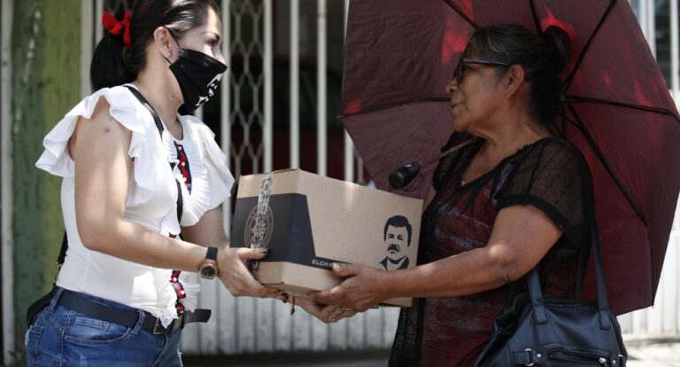 Hija del ‘Chapo’ Guzmán entrega canastas de víveres con la imagen de su padre