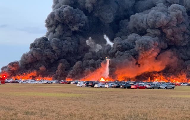 Incendio en aeropuerto de Florida destruye más de 3,500 vehículos