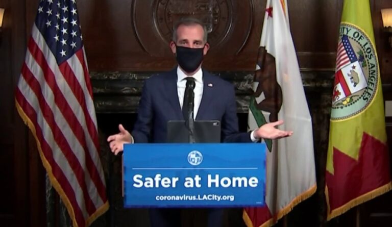 Alcalde de Los Ángeles pide usar mascarillas por pandemia