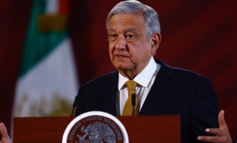 Presidente de México convoca a médicos mayores de 60 años a reincorporarse