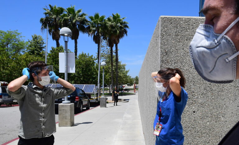 El uso de mascarilla se vuelve obligatorio en Los Ángeles