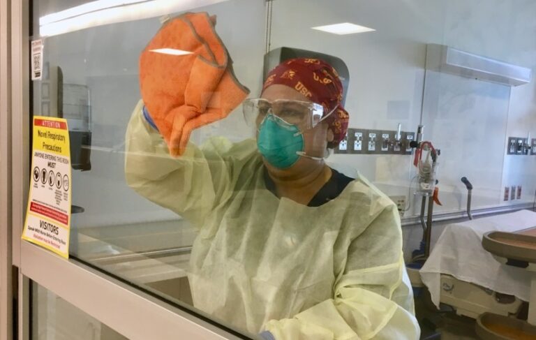 Salvadoreña desinfecta cuartos con pacientes con coronavirus en Los Ángeles