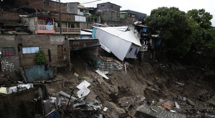 Amanda deja 14 muertos y más de mil familias albergadas en El Salvador