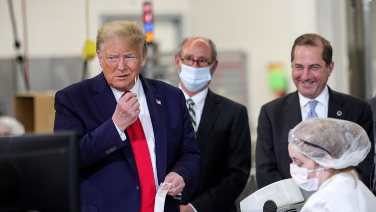Fábrica de test destruye su producción tras visita de Donald Trump sin mascarilla
