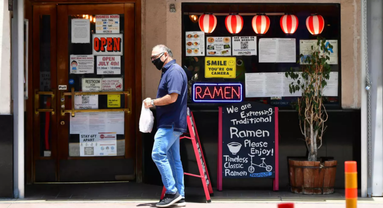 California ordena nuevo cierre de salones de restaurantes, bares y cines
