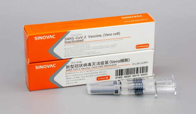 SinoVac comienza la fase final del ensayo de su vacuna contra Covid-19
