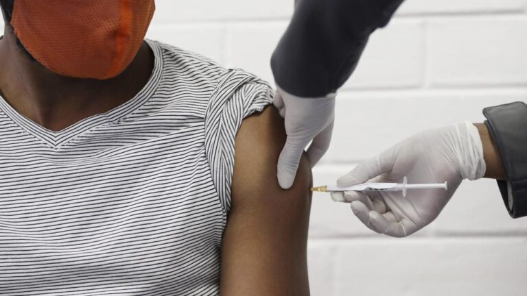 Vacuna contra el coronavirus que desarrolla Oxford genera anticuerpos y es «segura»