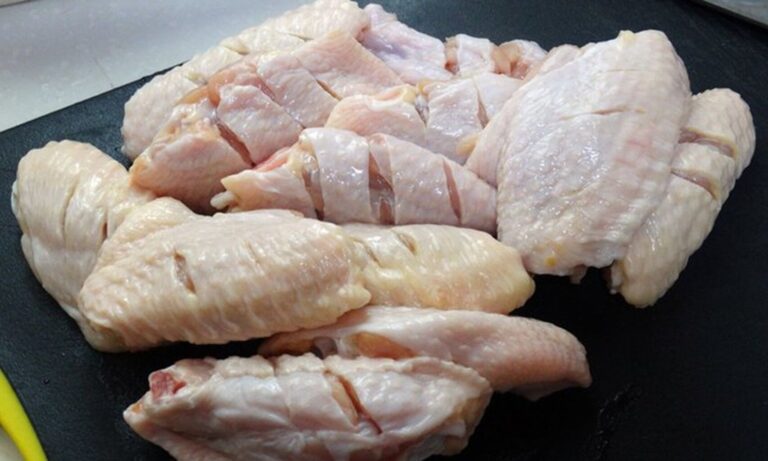 “Covid-19 no se transmite por alimentos”: OMS frente a pollo con muestras del virus