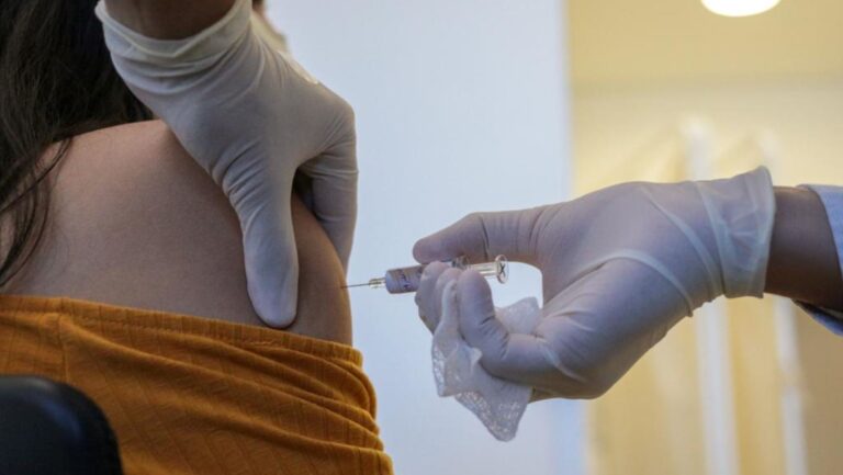 Voluntarios que recibieron la vacuna rusa contra el Covid-19 desarrollaron inmunidad