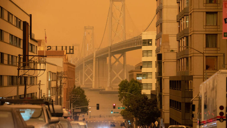 Humo de incendios forestales de California tiñen de naranja los cielos en San Francisco
