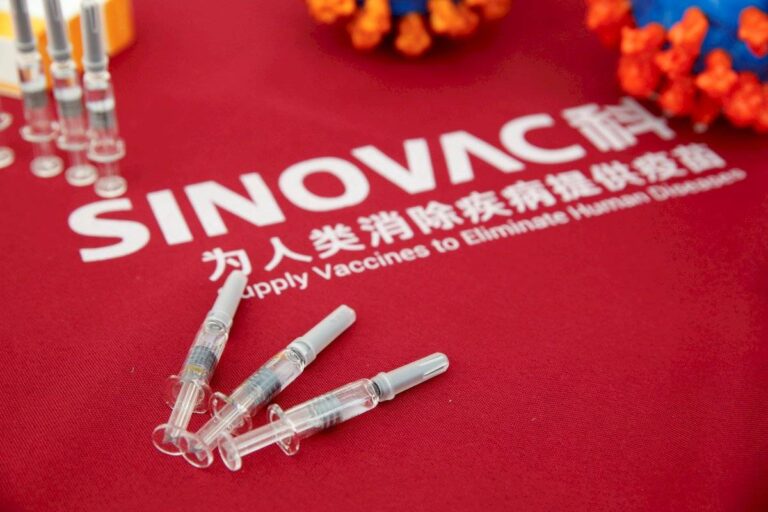 La vacuna CoronaVac podría aplicarse masivamente a principios del 2021