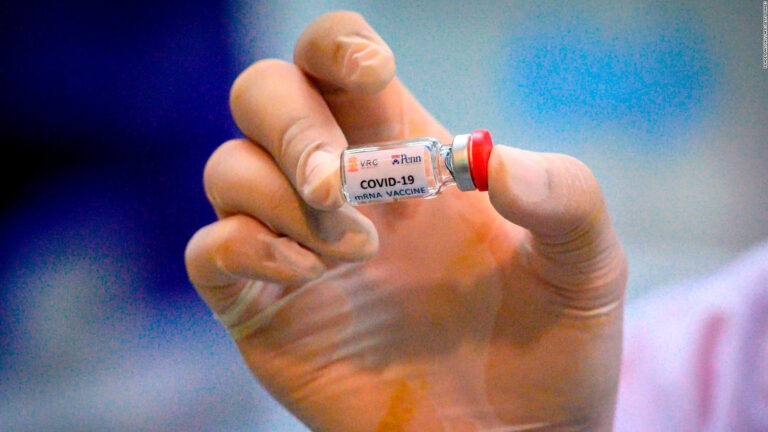 Vacuna podría estar disponible para «todos los estadounidenses» en abril de 2021