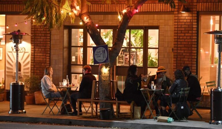 Restaurantes y bares de Los Ángeles solo ofrecerán servicios para llevar