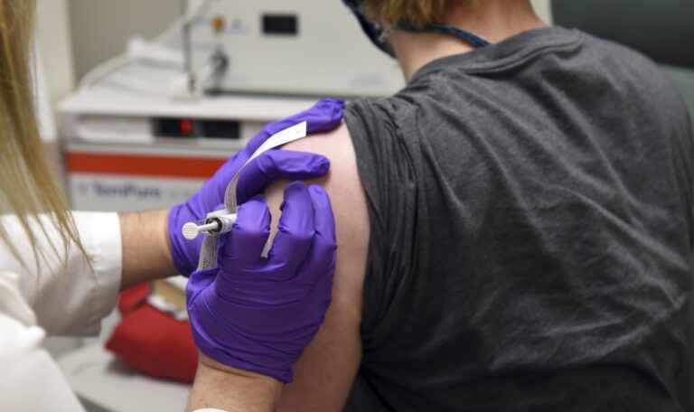 Primera vacuna estaría disponible para toda la población de EE. UU. a partir de abril