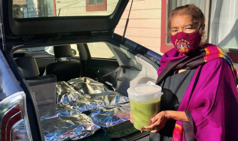 Abuela agradece con 800 tamales al personal sanitario que la salvó del Covid-19