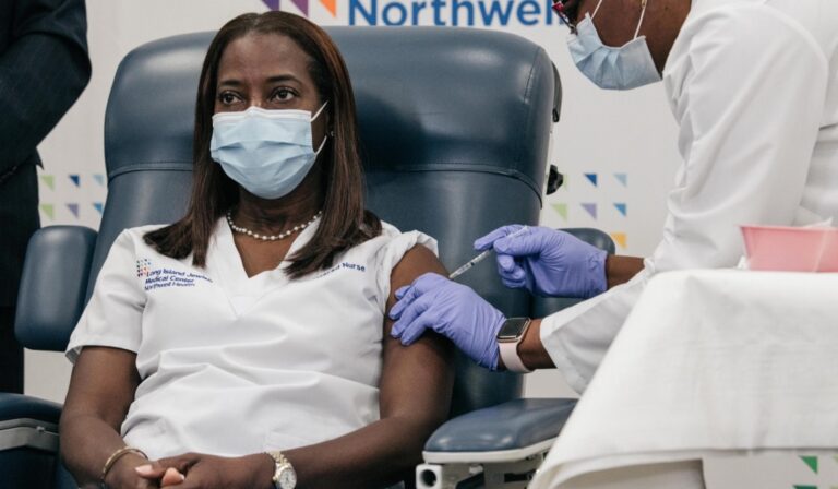 Enfermera de Nueva York es la primera en vacunarse