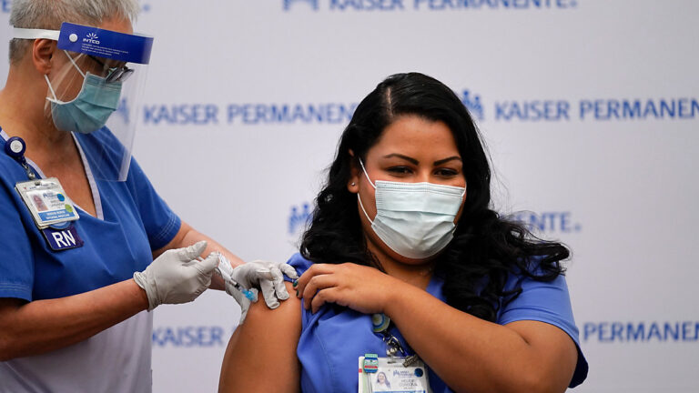 Enfermera latina es la primera en vacunarse contra el Covid-19 en California