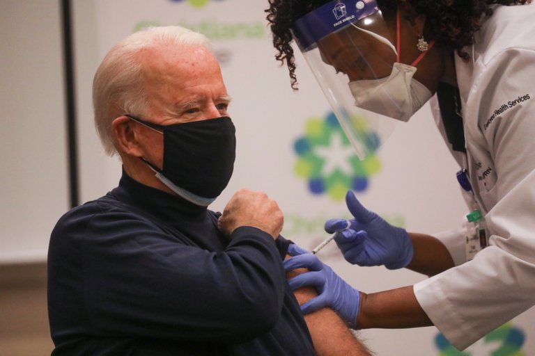 Joe Biden recibió la vacuna contra el COVID-19