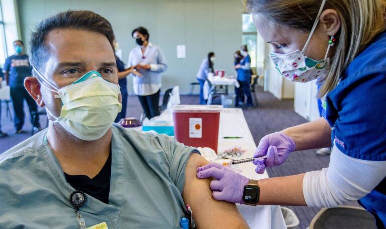 Más de medio millón de estadounidenses ya fueron vacunados contra el Covid-19