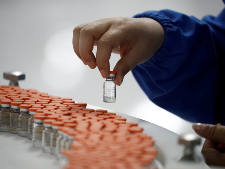 Sinovac defiende su vacuna tras datos de ensayo en Brasil