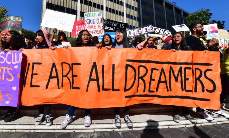 Dreamers celebran orden del presidente Joe Biden para proteger DACA