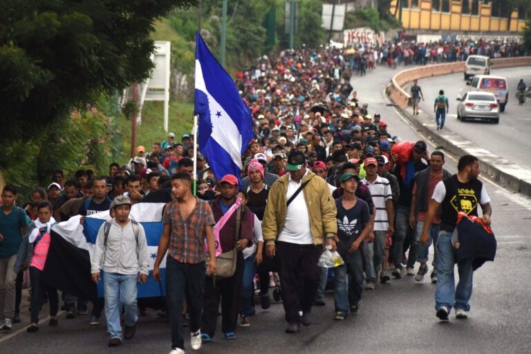 Más de 3,000 migrantes hondureños salen en caravana hacia EEUU