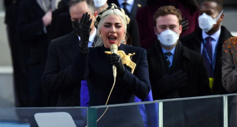 Lady Gaga canta el himno de EE.UU. en la toma de posesión