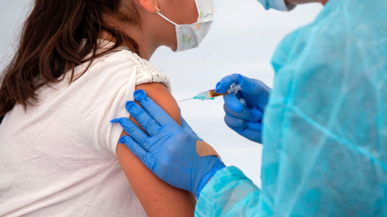 EE. UU. vacunará a adolescentes en septiembre y menores de 12 años en 2022