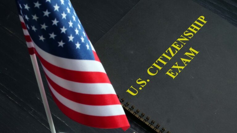 Biden revierte los cambios del examen para la ciudadanía estadounidense