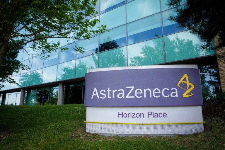 AstraZeneca está afinando la vacuna para combatir la cepa sudafricana