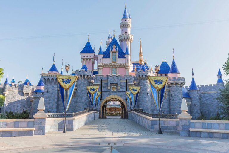 California aprueba la reapertura de Disneyland y estadios en abril