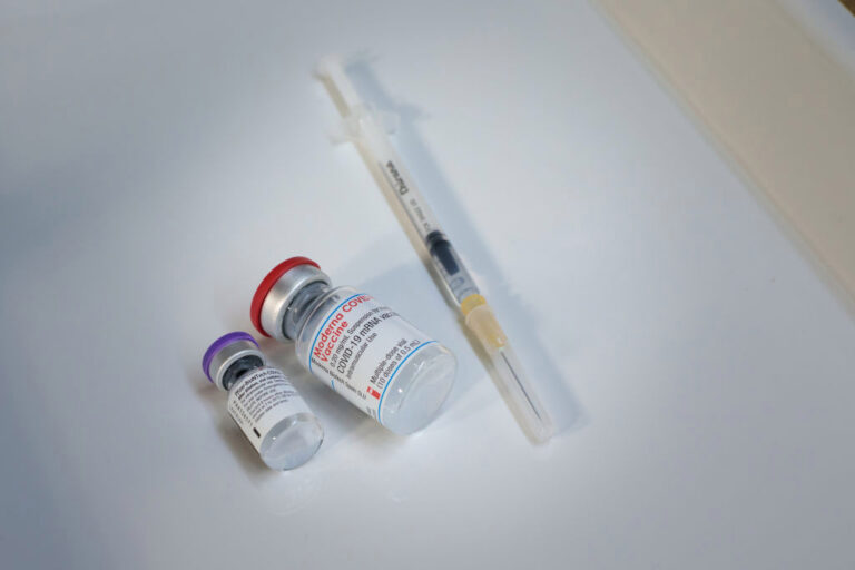 Las vacunas de Pfizer y Moderna son 90% efectivas después de dos dosis