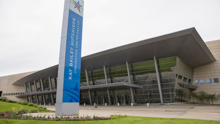 Centro de convenciones de Dallas albergará a menores migrantes