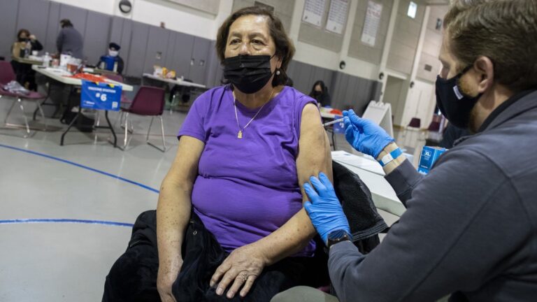 Californianos de 50 años o más pueden hacer cita para la vacuna Covid-19