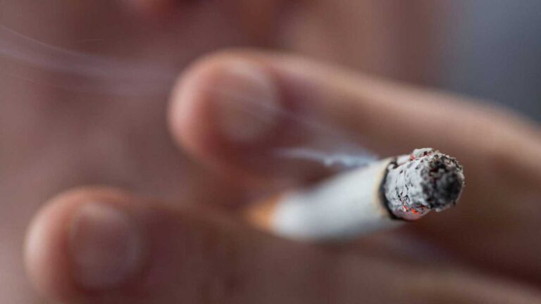 El país que busca prohibir los cigarrillos a los nacidos después del 2004