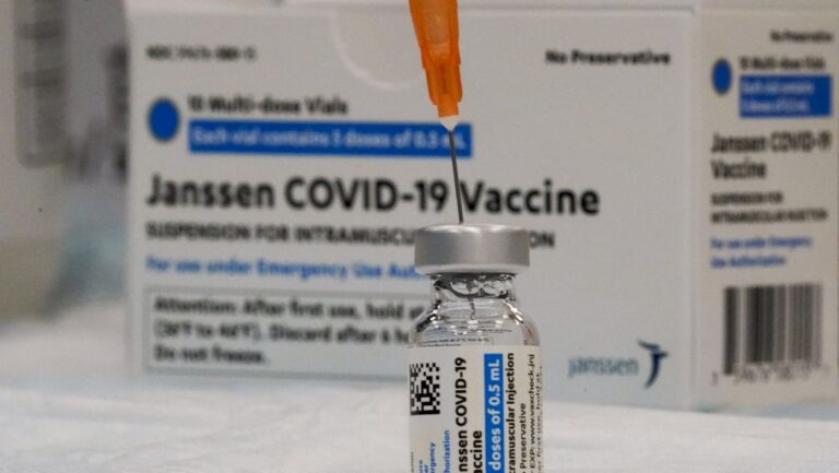 La FDA y los CDC recomiendan suspender la vacuna de Johnson & Johnson