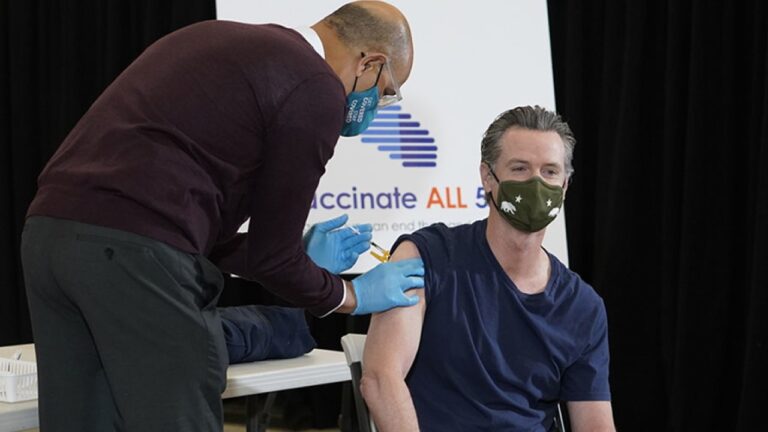Gobernador Newsom recibe la vacuna Covid-19 en el condado de Los Ángeles