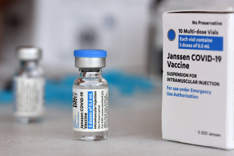 Vacuna de Johnson & Johnson llevará etiqueta de advertencia en Europa