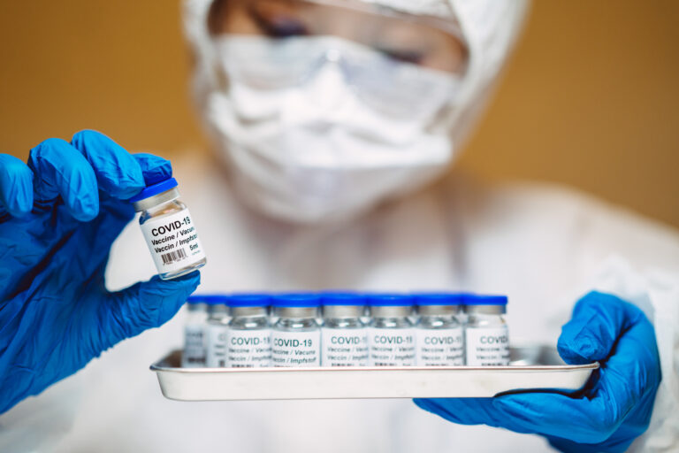 Oxford-AstraZeneca pone en pausa el ensayo pediátrico de la vacuna de covid-19