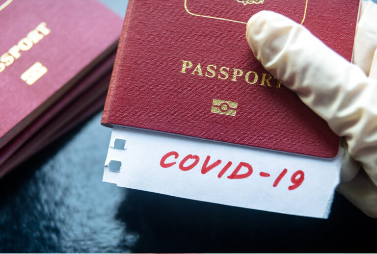 ¿Qué es un pasaporte de vacuna de covid-19 y cómo funcionaría?