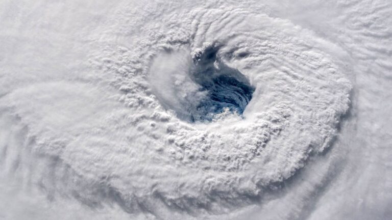 Prevén una temporada de huracanes más activa de lo normal en EE. UU.