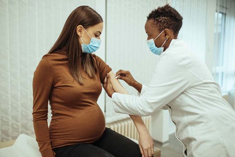 CDC recomiendan a las mujeres embarazadas vacunarse contra el COVID-19
