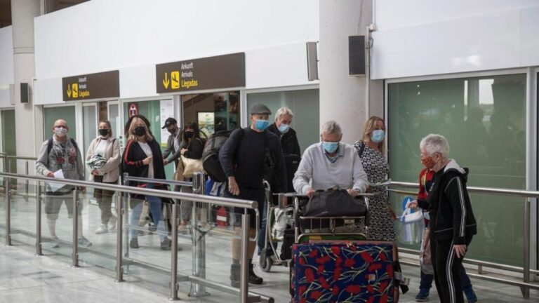 Turistas de EE.UU. vacunados podrán viajar a España