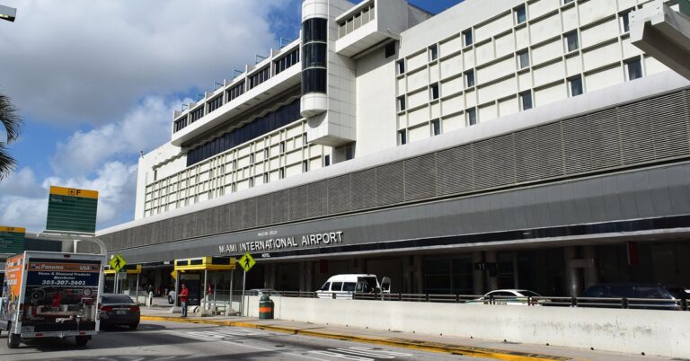 Aeropuerto de Miami ofrecerá tests gratuitos de COVID-19 a los viajeros