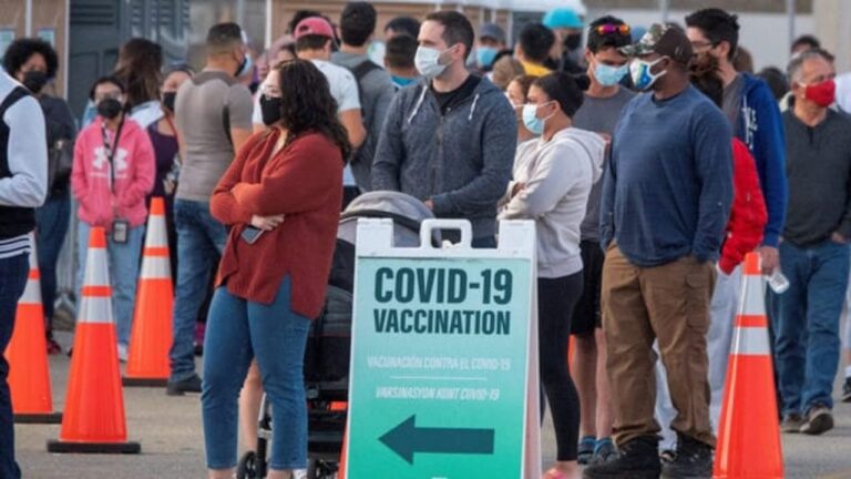 Turistas latinoamericanos viajan a EE.UU. a vacunarse contra el covid-19