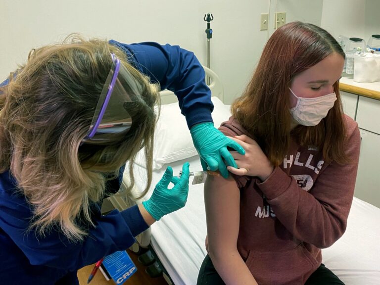 FDA aprueba uso de vacuna de Pfizer en menores entre 12 y 15 años