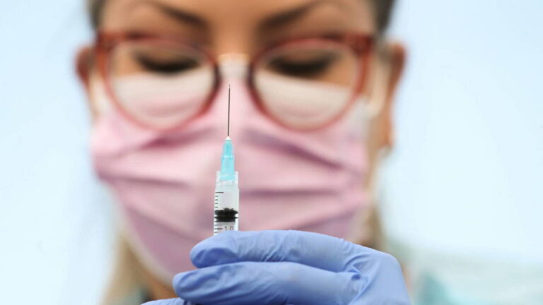 Con una tercera dosis de refuerzo, la vacuna de AstraZeneca sería eficaz