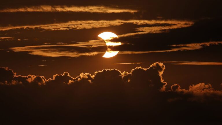 Un eclipse solar ‘anillo de fuego’ ilumina el cielo este jueves