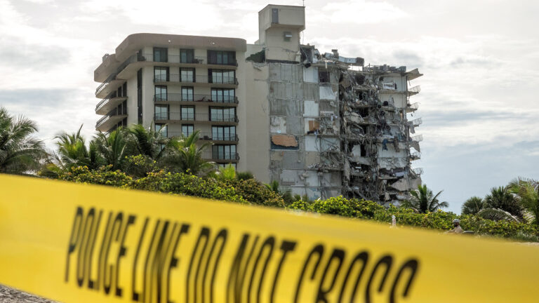 Crece número de latinos entre los desaparecidos tras derrumbe de edificio en Miami