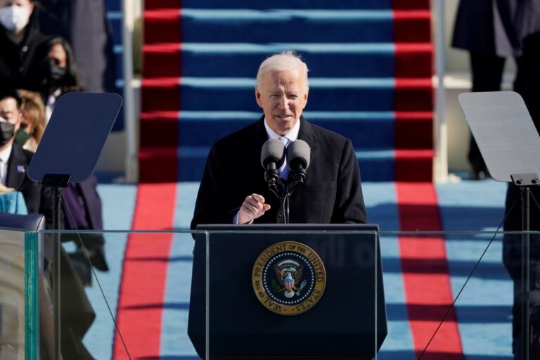 Biden proclama junio mes del inmigrante y presiona por la reforma